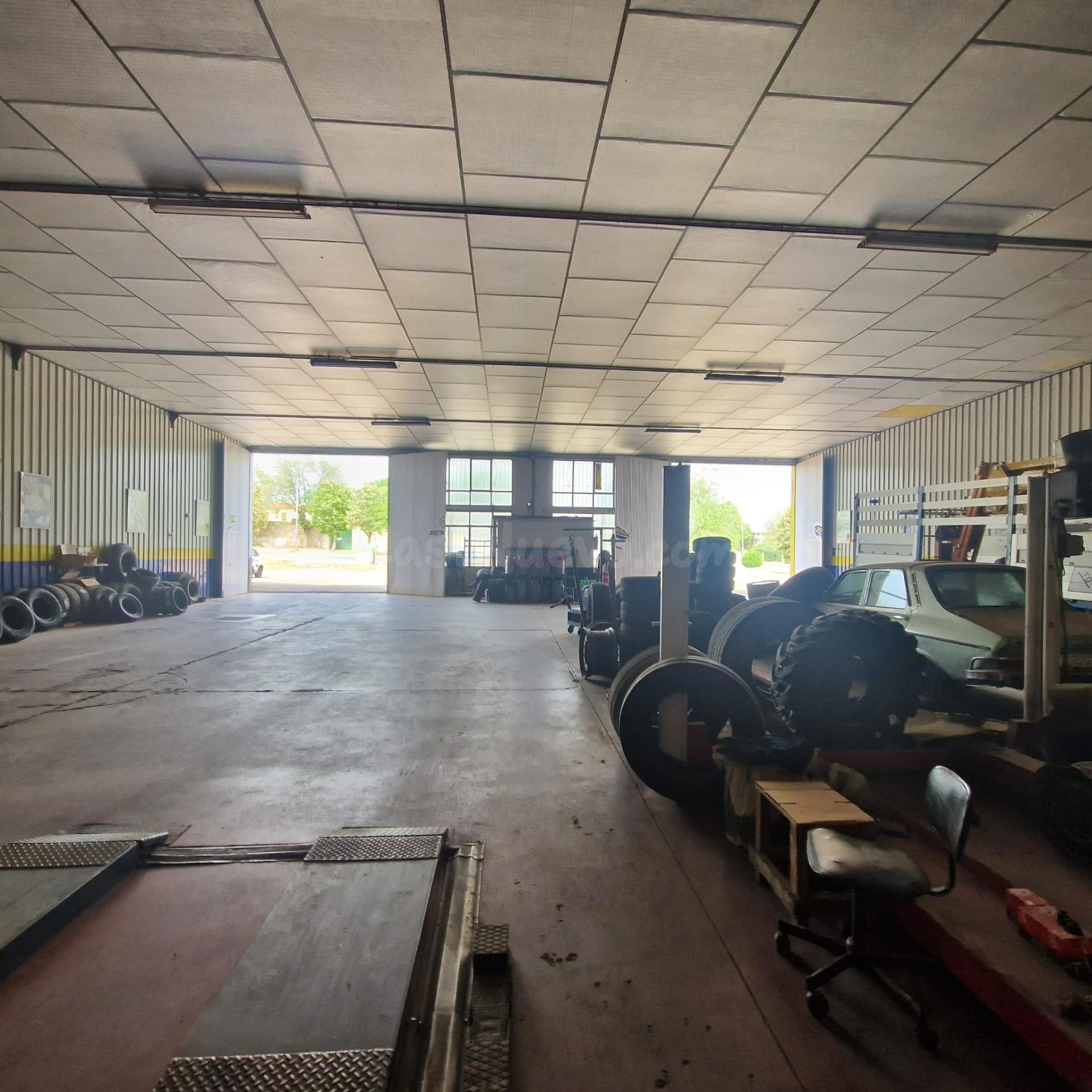 Amplia nave industrial en venta con negocio y vivienda en Los Yébenes