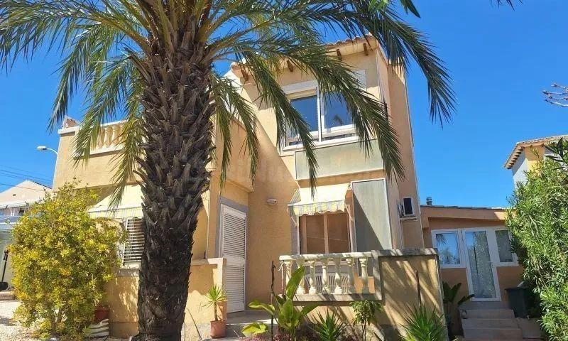 Villa independiente con piscina y energía solar | San Miguel - foto 4