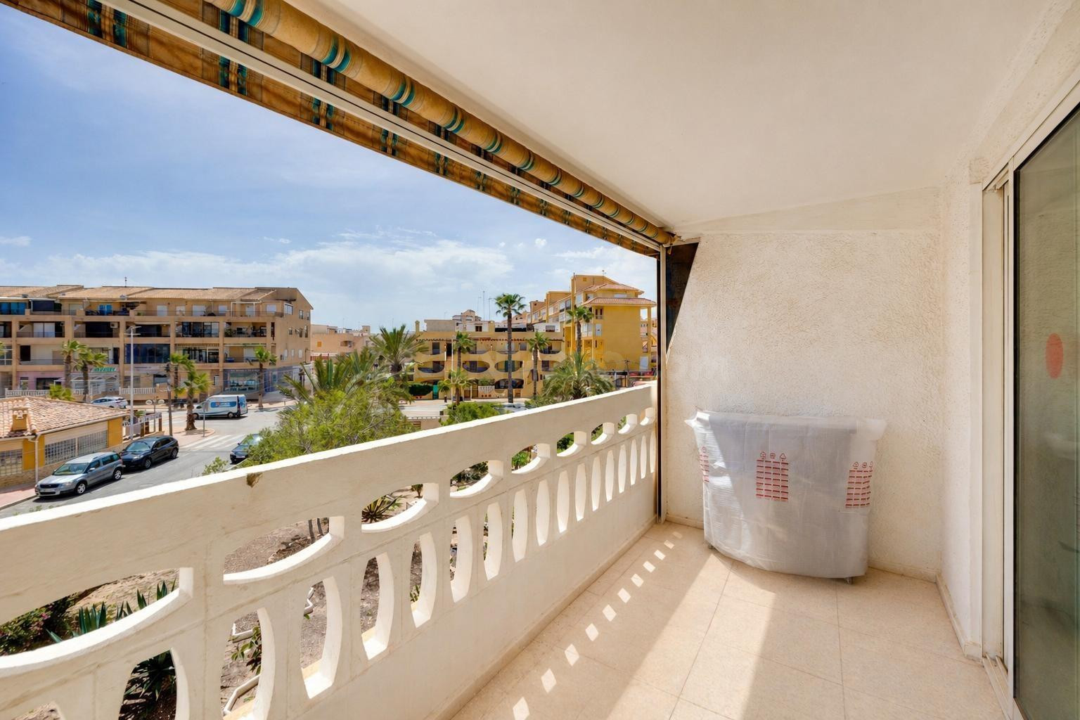 Apartamento 1 dormitorio con vistas laterales al mar y parking comunitario. - foto 2