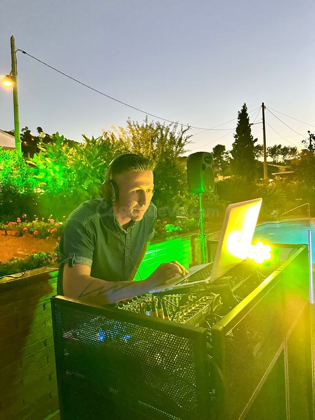DJ con Equipos Propios – Música para Todos los Gustos - foto 2