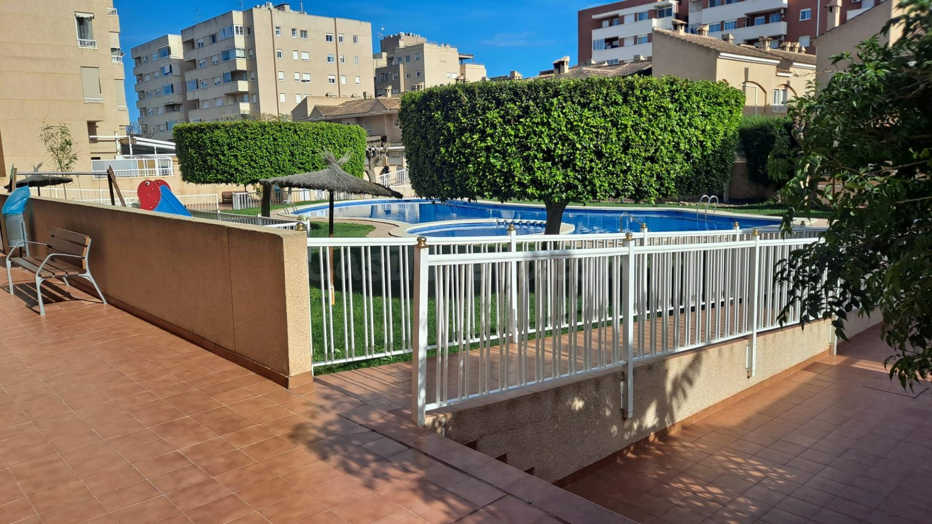 PISO EN URBANIZACION CON PISCINA Y GARAJE - foto 2