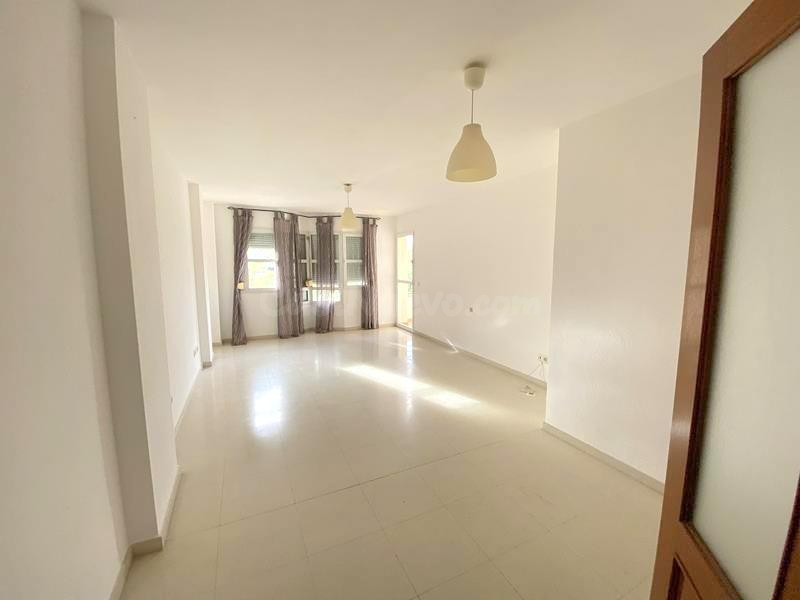 ESTUPENDA VIVIENDA EN LA ZONA DE HACIENDA CAPITÁN. 4D+2B+G+P - foto 2