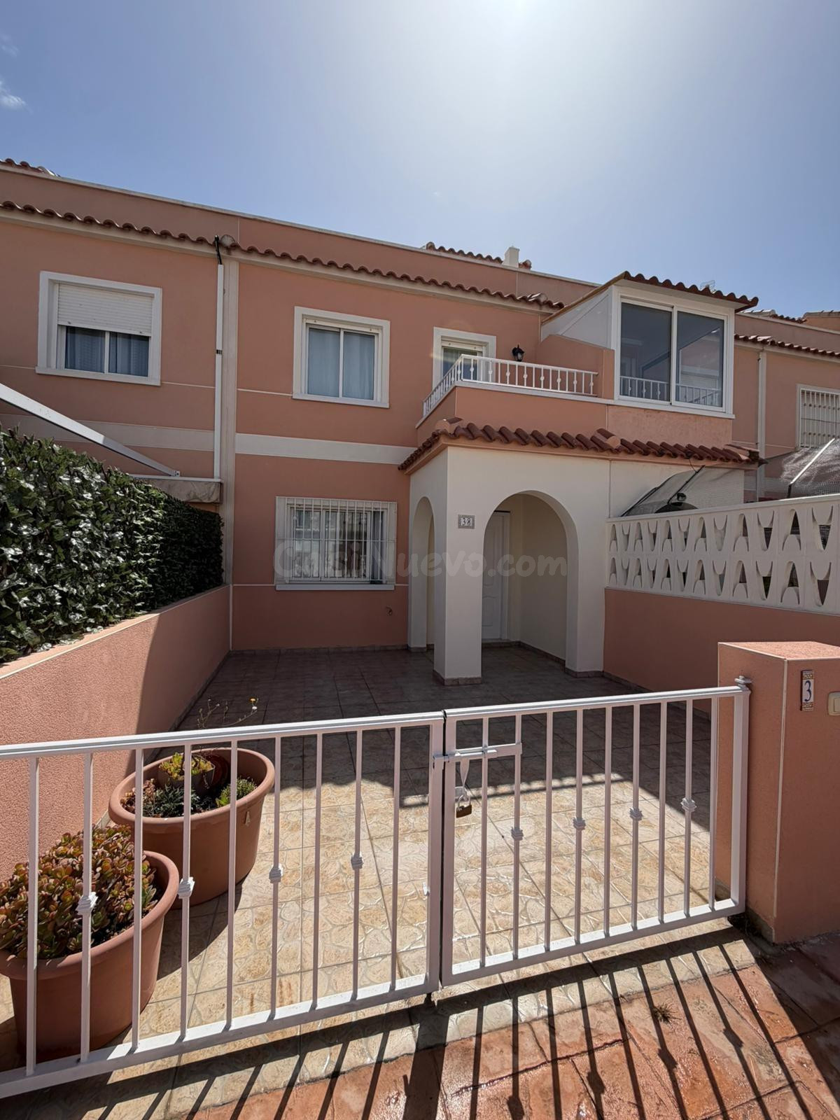 ¡Bungalow con encanto y espacios exteriores a un paso de la playa! - foto 2