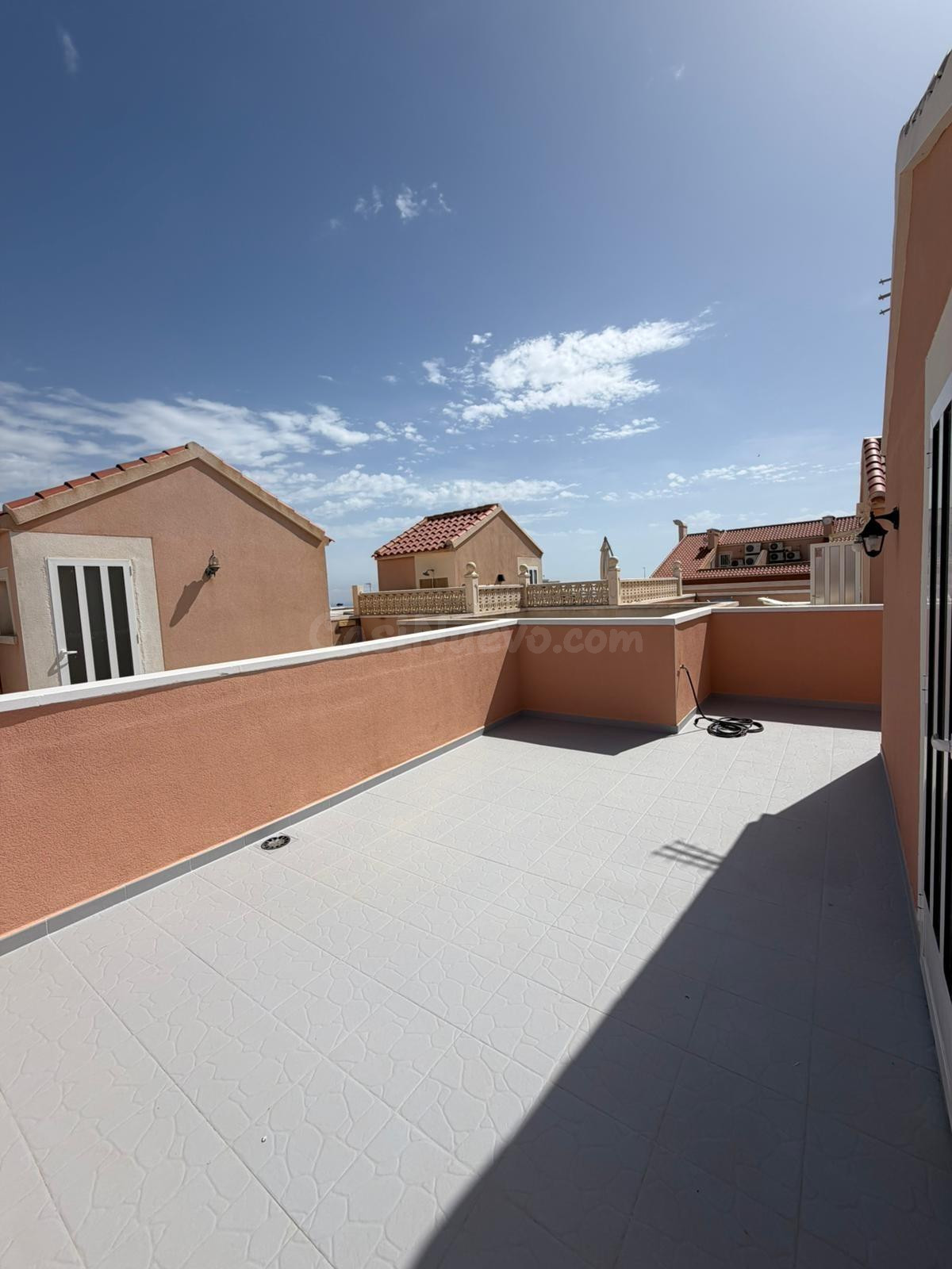 ¡Bungalow con encanto y espacios exteriores a un paso de la playa! - foto 3