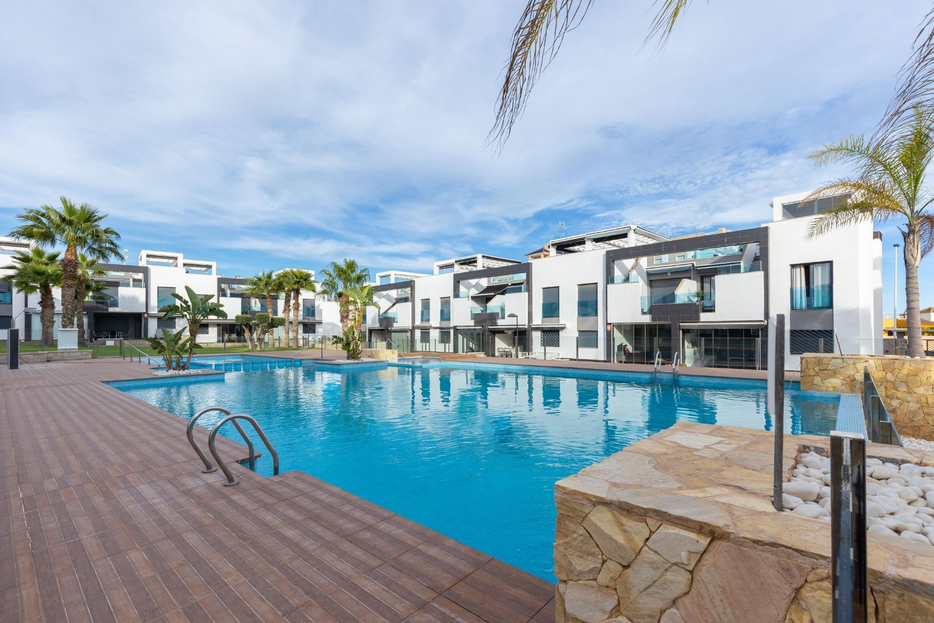 Apartamento en Planta Alta con Solárium Privado – Oasis Beac - foto 2