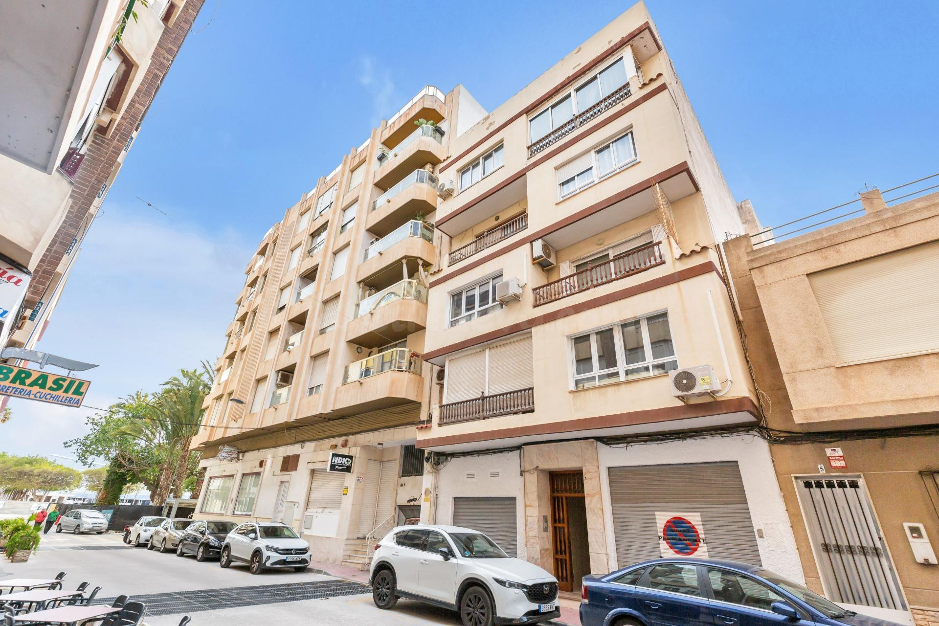 Piso en pleno centro de Torrevieja junto al paseo marítimo y - foto 2