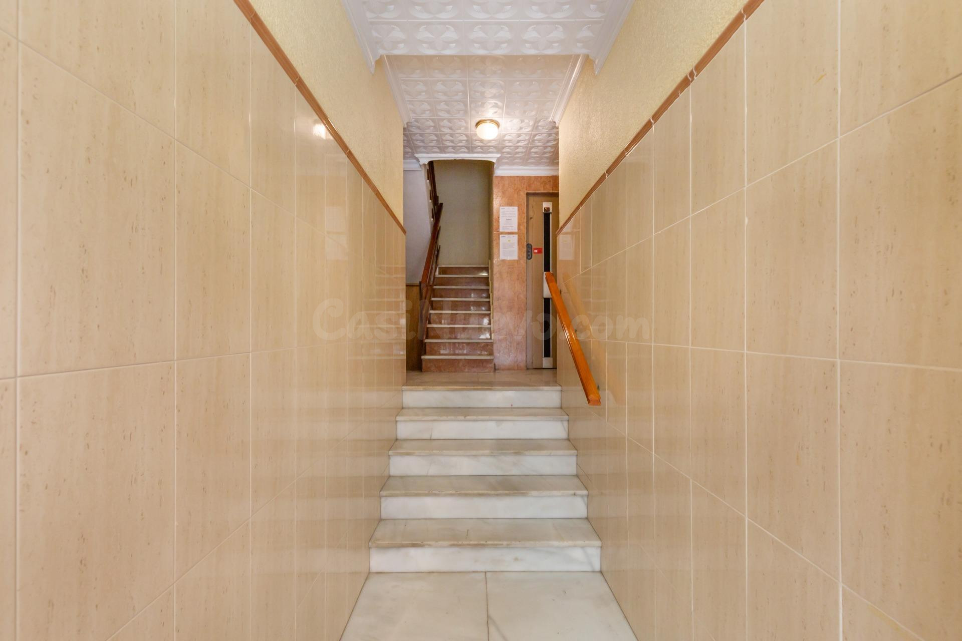 Piso en pleno centro de Torrevieja junto al paseo marítimo y - foto 3