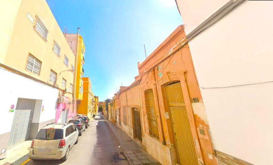SE VENDE piso OKUPA en C Fragata de Almería - foto 3