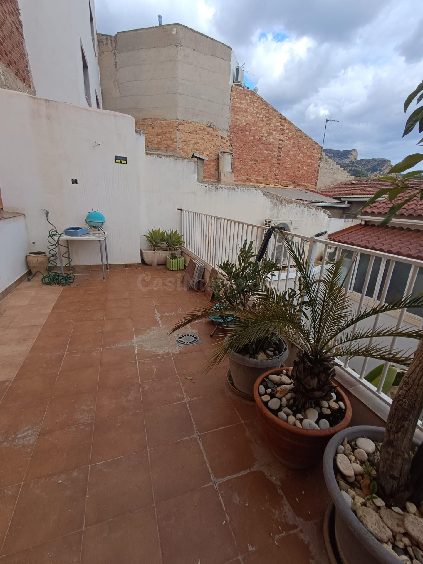 CASA EN PETRER CON TERRAZA Y PATIO - foto 4