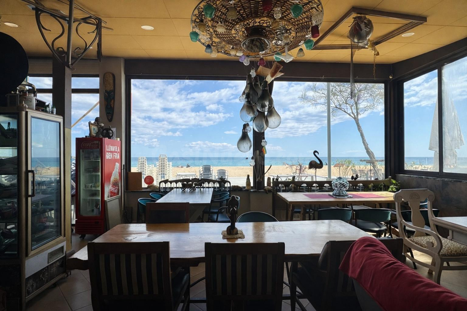 En venta Bar-Restaurante en primera línea de mar en Platja d’Aro con gran espacio interior y de terraza