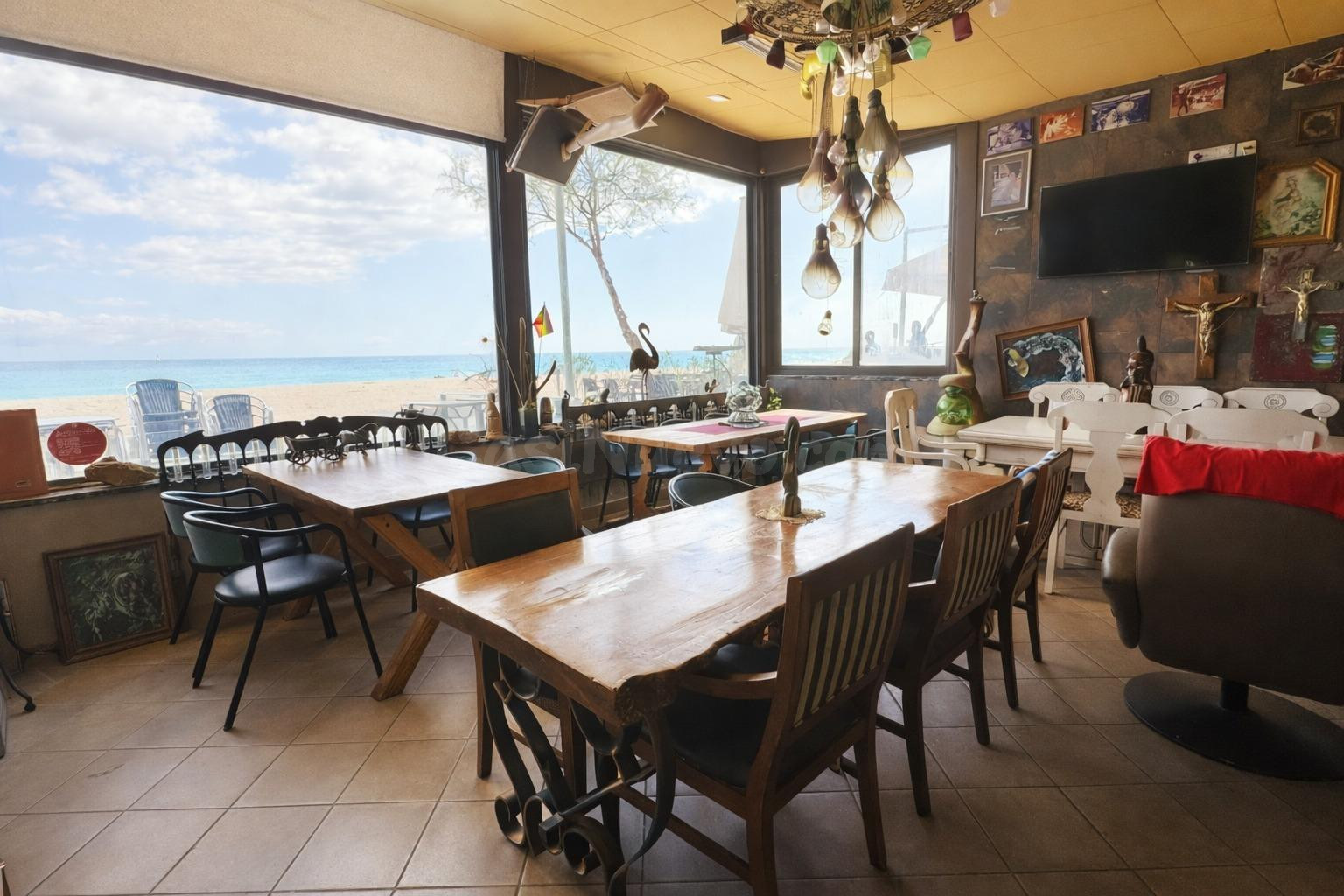 En venta Bar-Restaurante en primera línea de mar en Platja d’Aro con gran espacio interior y de terraza - foto 2