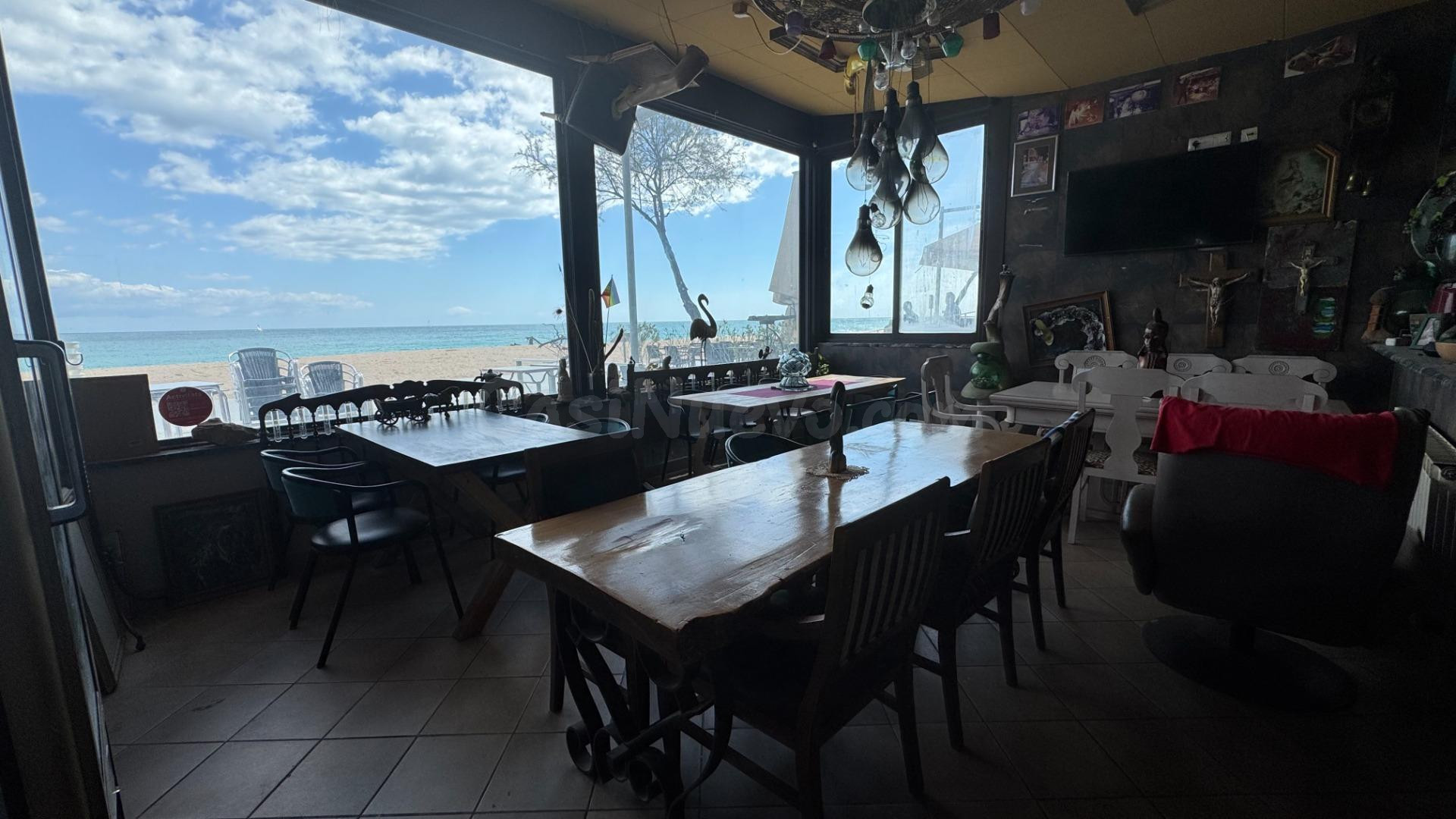 En venta Bar-Restaurante en primera línea de mar en Platja d’Aro con gran espacio interior y de terraza - foto 3