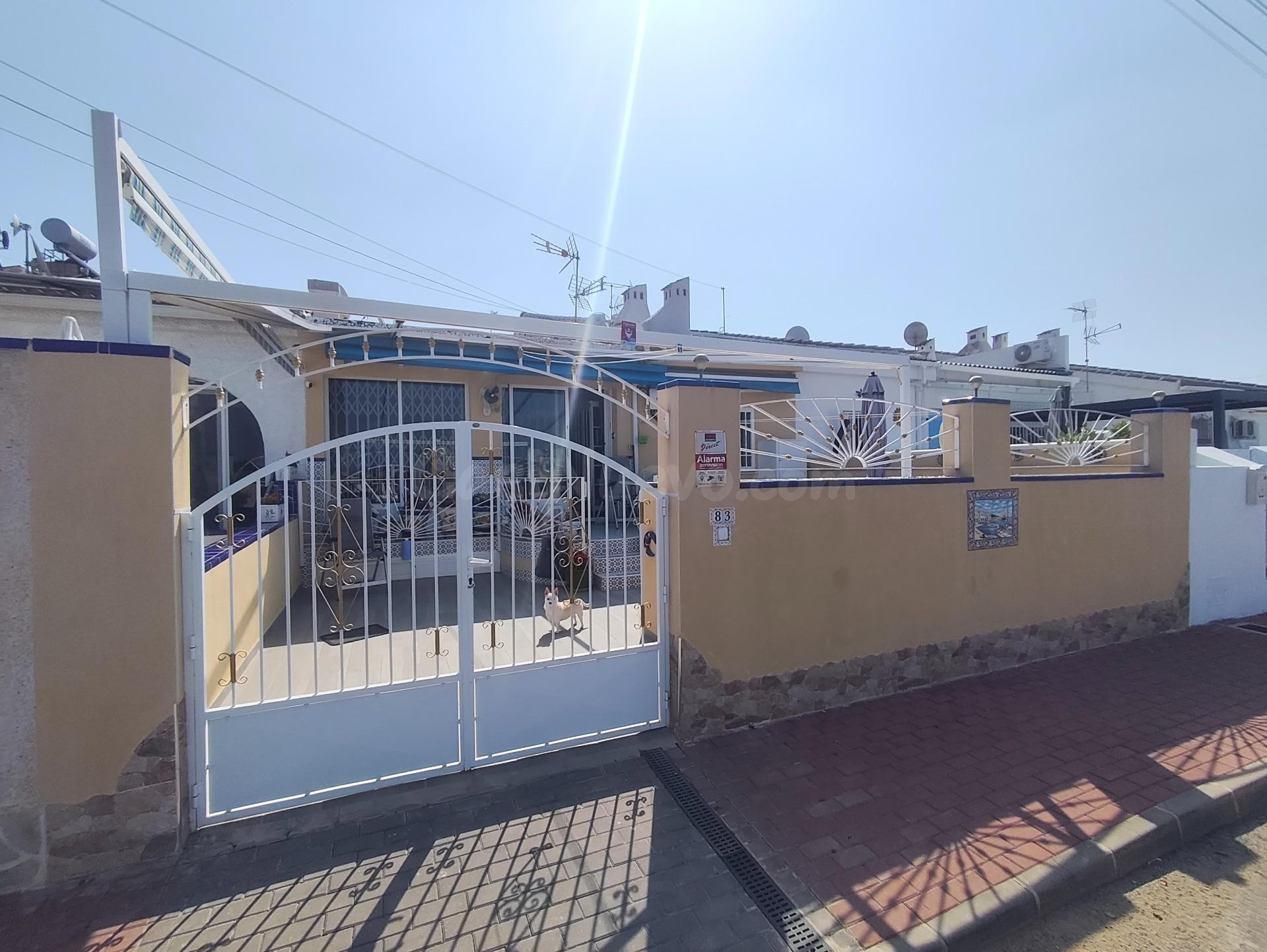 Encantador Adosado en Torrevieja - Ideal para Disfrutar del Sol - foto 2