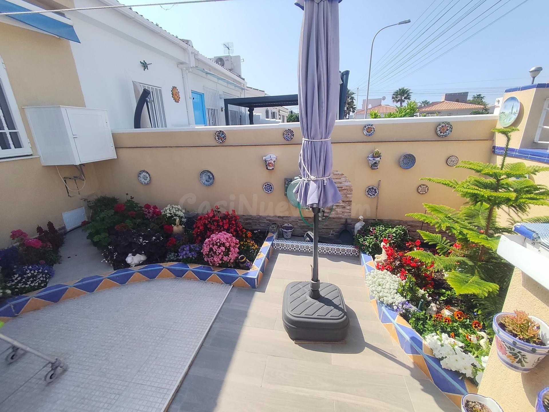 Encantador Adosado en Torrevieja - Ideal para Disfrutar del Sol - foto 3