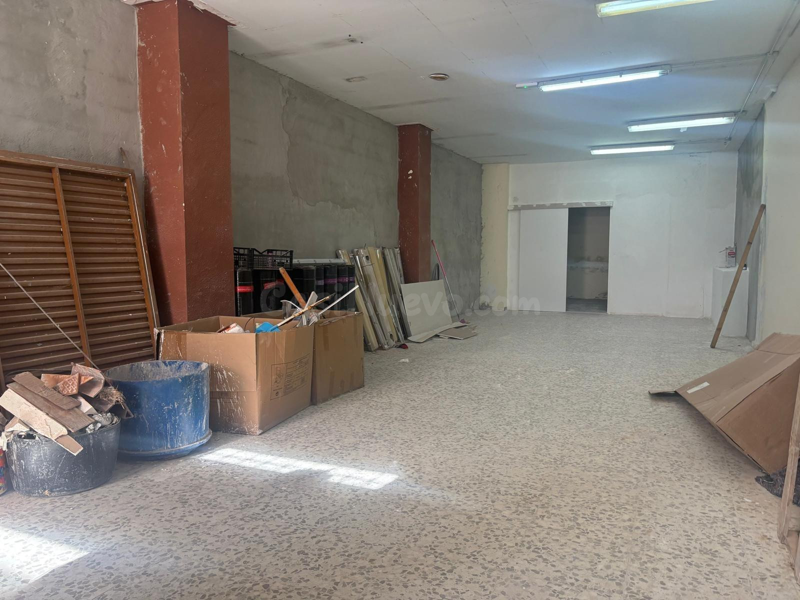 SE ALQUILAN dos locales de 100 m2 cada uno, con ubicación es - foto 3