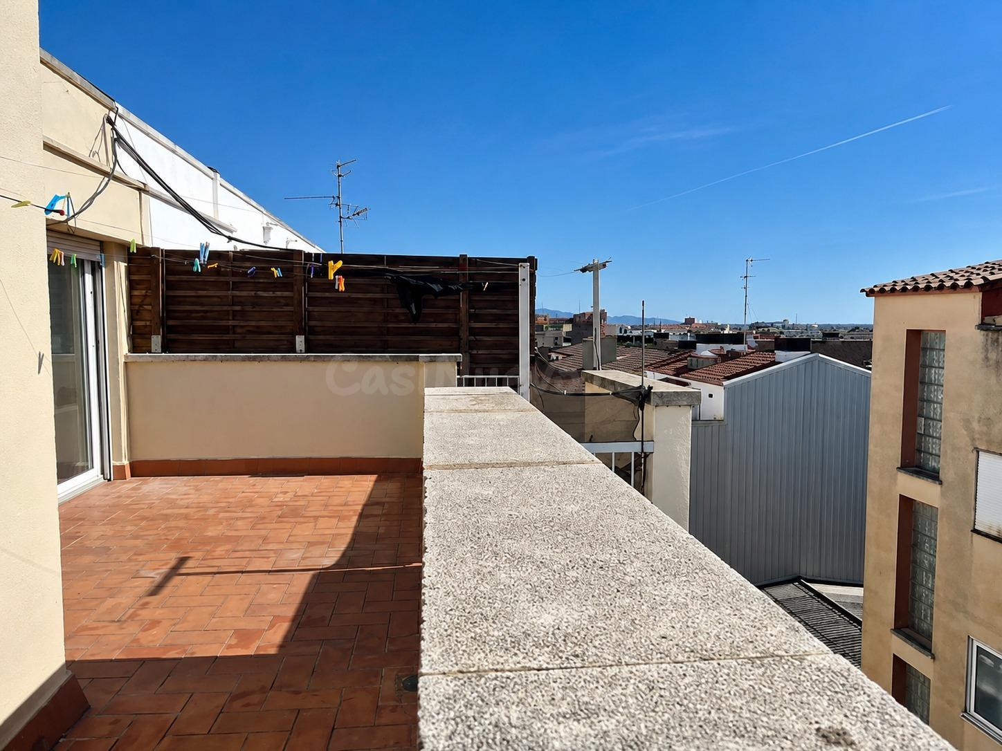 Ático muy soleado con gran terraza en Figueres – Ideal inversores