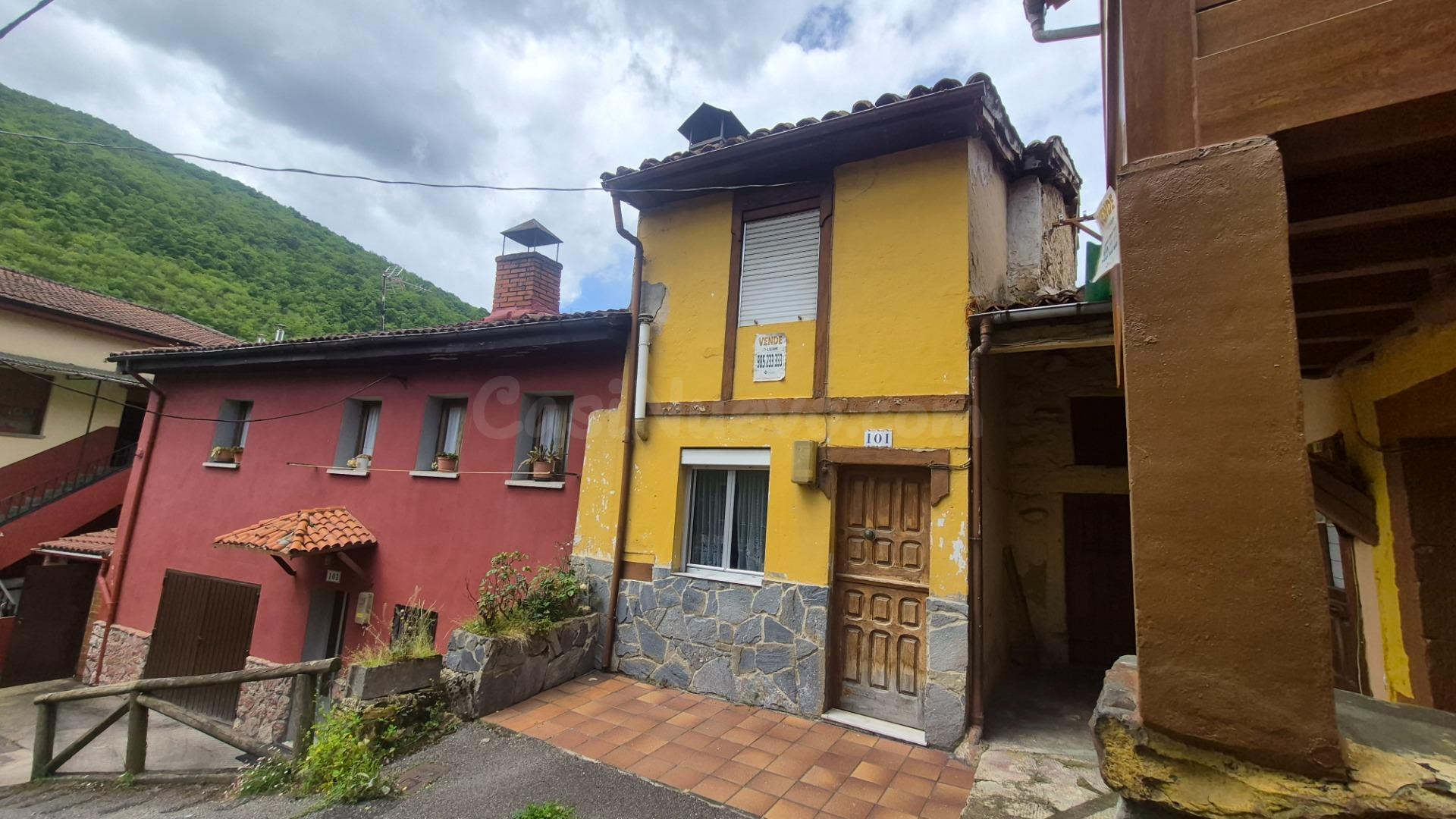 CASA TRADICIONAL CON BUHARDILLA Y ALMACEN ANEXO EN FELECHOSA