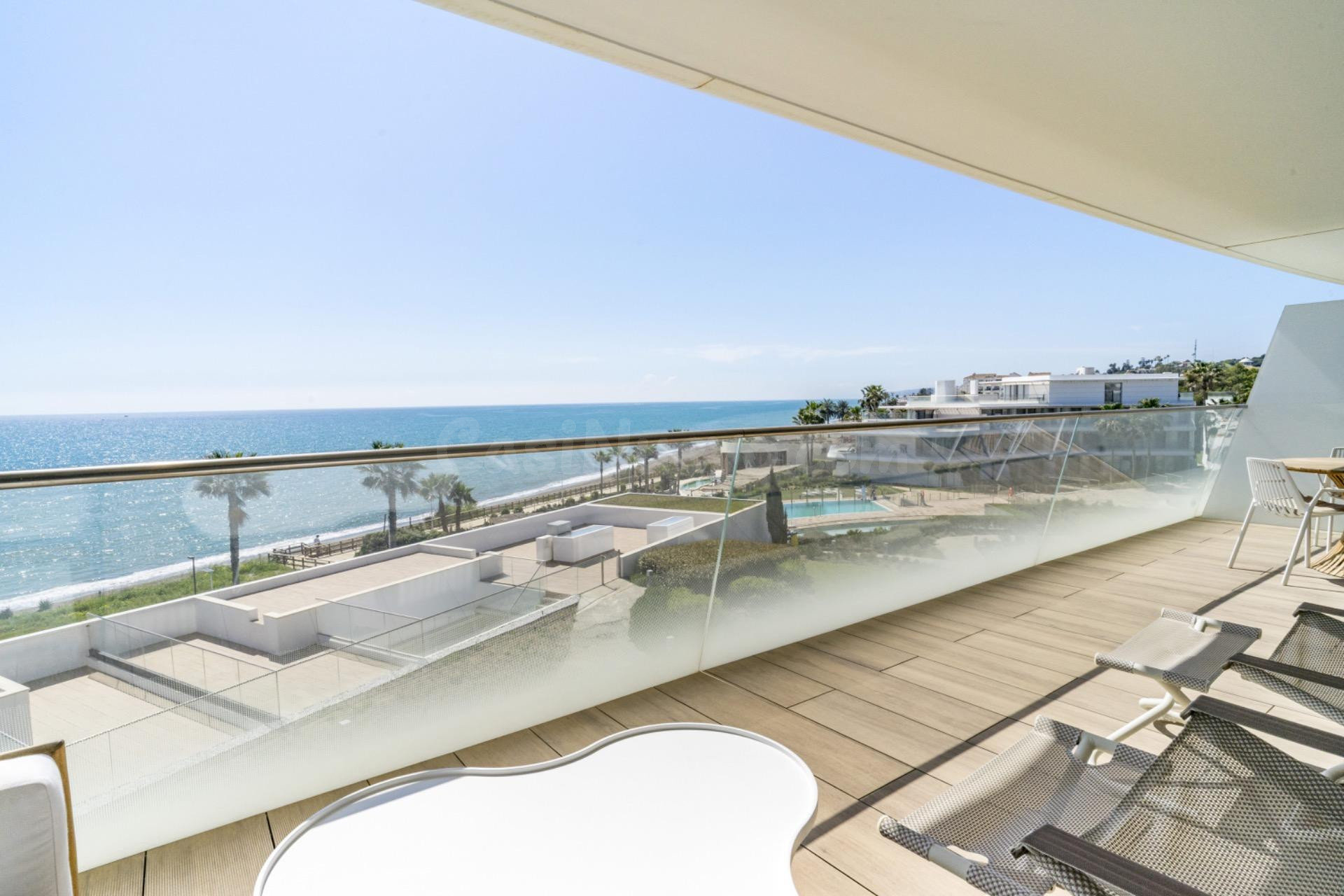 Apartamento de 3 dormitorios con vistas al mar en Estepona - foto 2