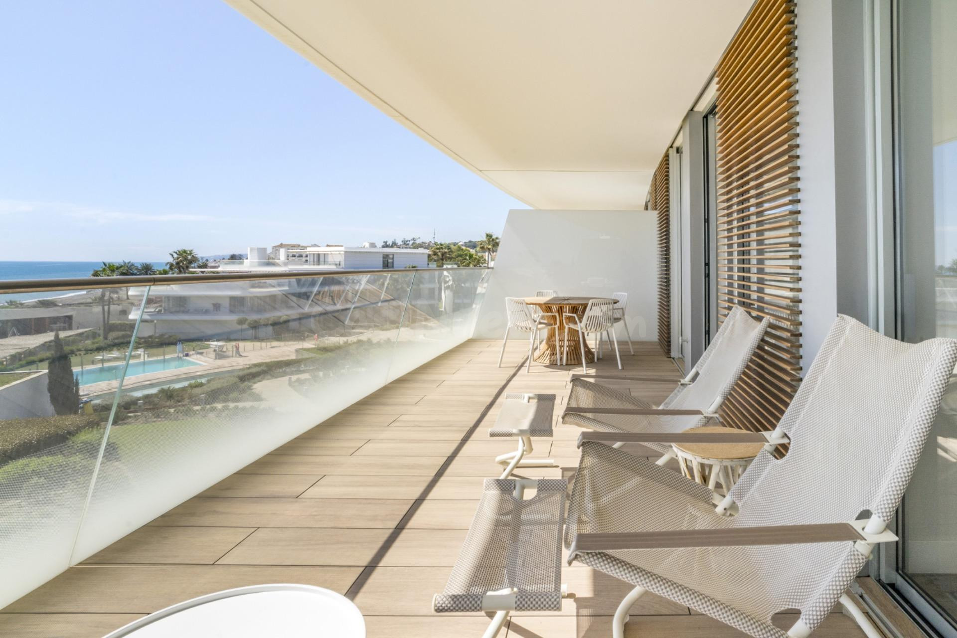 Apartamento de 3 dormitorios con vistas al mar en Estepona - foto 4