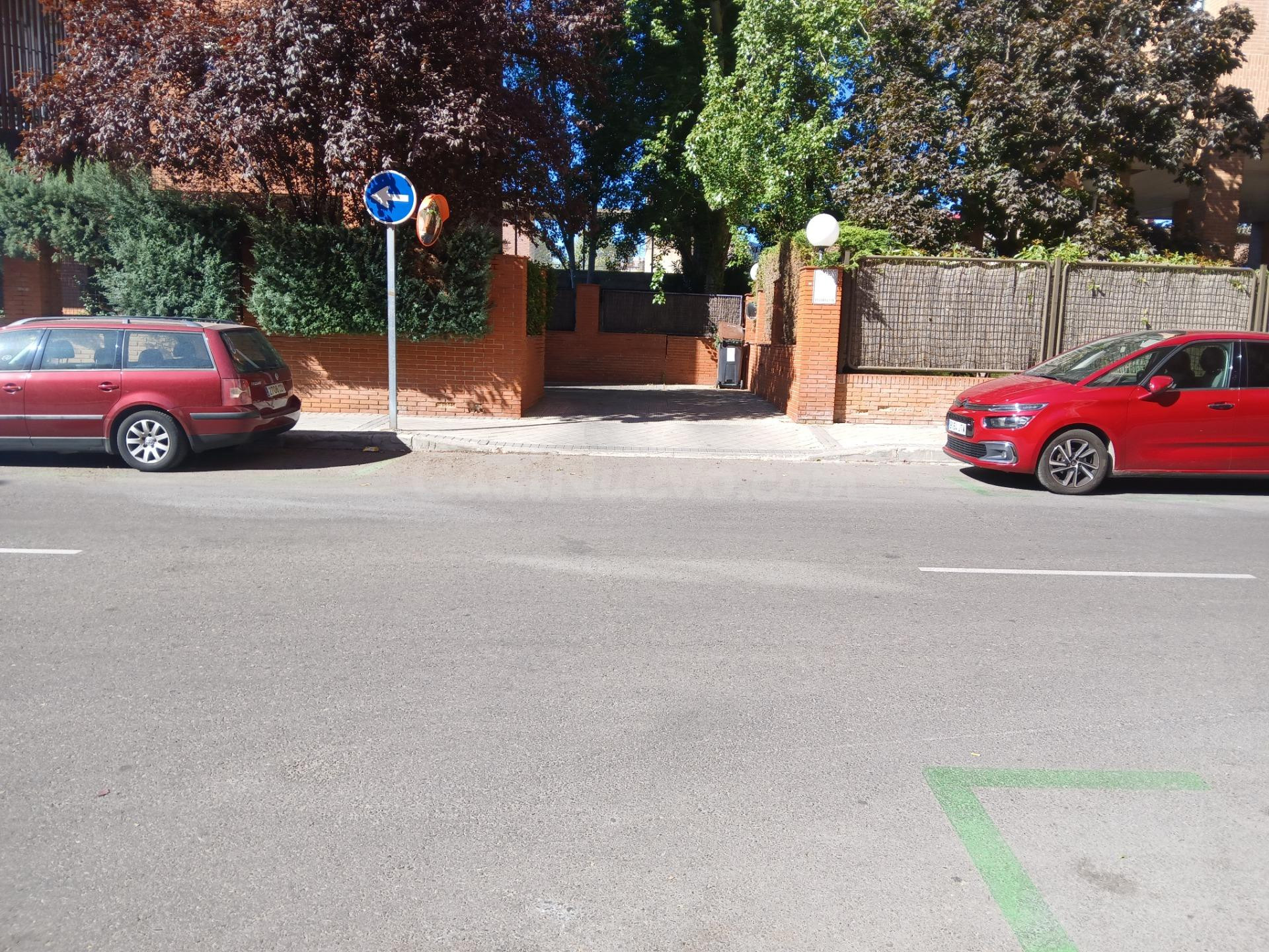 PLAZA DE GARAJE DOBLE EN CALLE BUGANVILLA 3 - foto 2