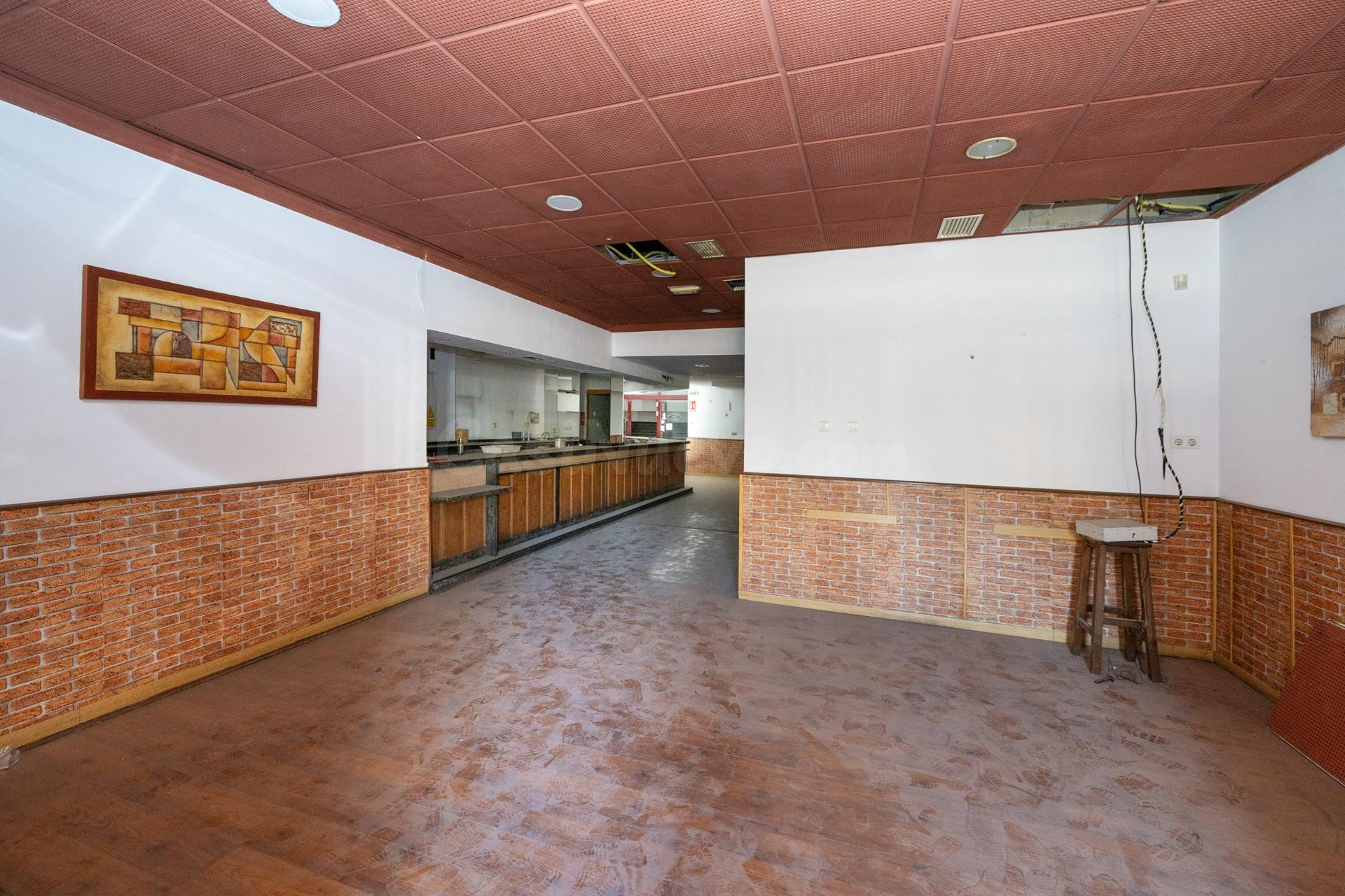 SE VENDE LOCAL COMERCIAL FRENTE estación DE AUTOBUSES - foto 2