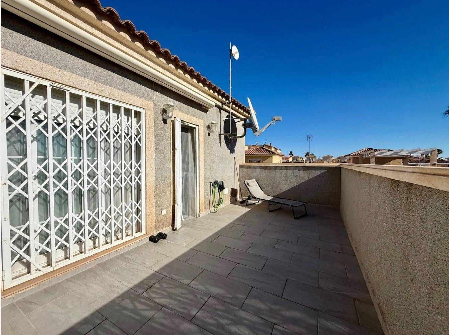 Casa independiente en gran parcela con piscina comunitaria y - foto 3