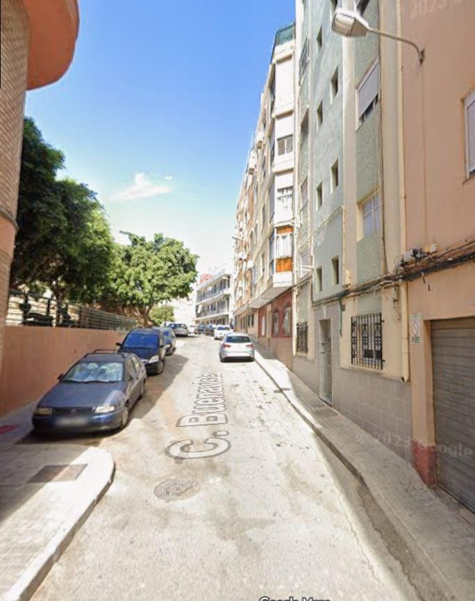 SE VENDE inmueble ALQUILADO en Almería - foto 2