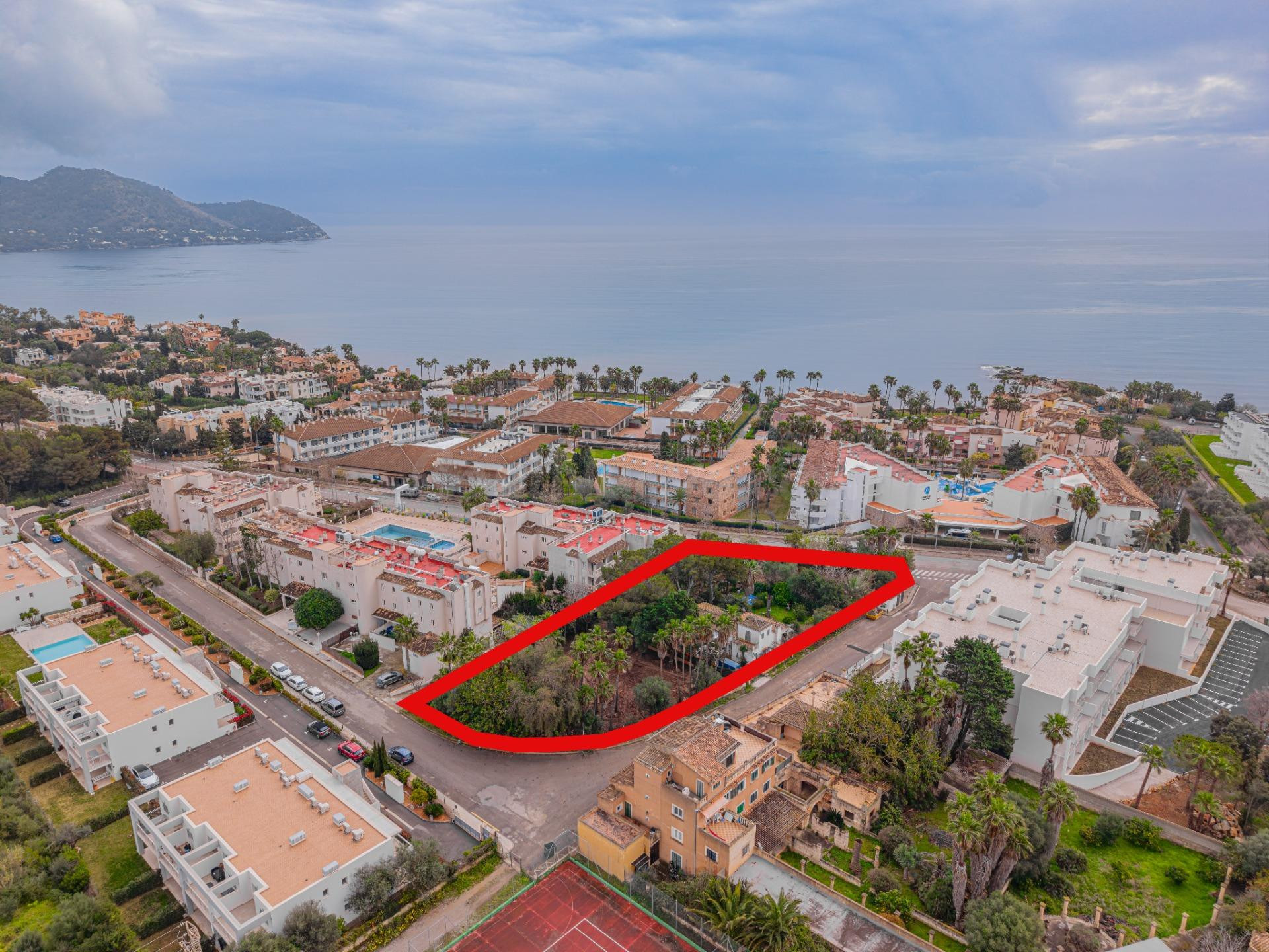 4 SOLARES ADOSADOS, URBANOS A ESCASOS METROS DEL MAR, EN SON - foto 2