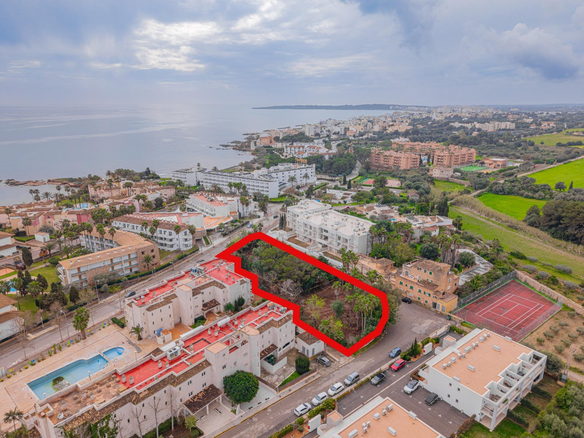 4 SOLARES ADOSADOS, URBANOS A ESCASOS METROS DEL MAR, EN SON - foto 4