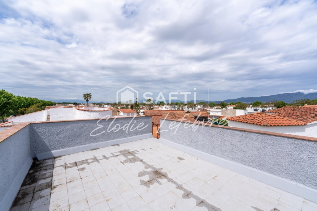 Villa de 4 dormitorios con jardín, garaje y gran potencial – - foto 4
