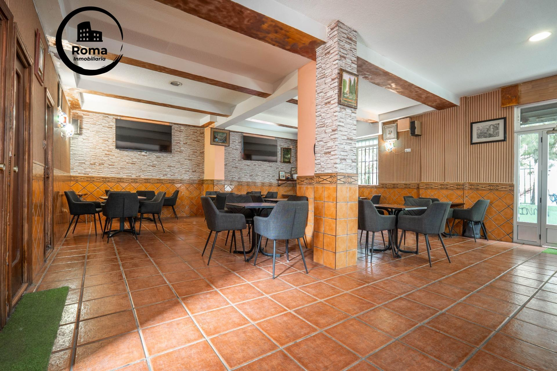 AMPLIO LOCAL CON TERRAZA Y MULTIPLES POSIBILIDADES!!!!!!!!!! - foto 4