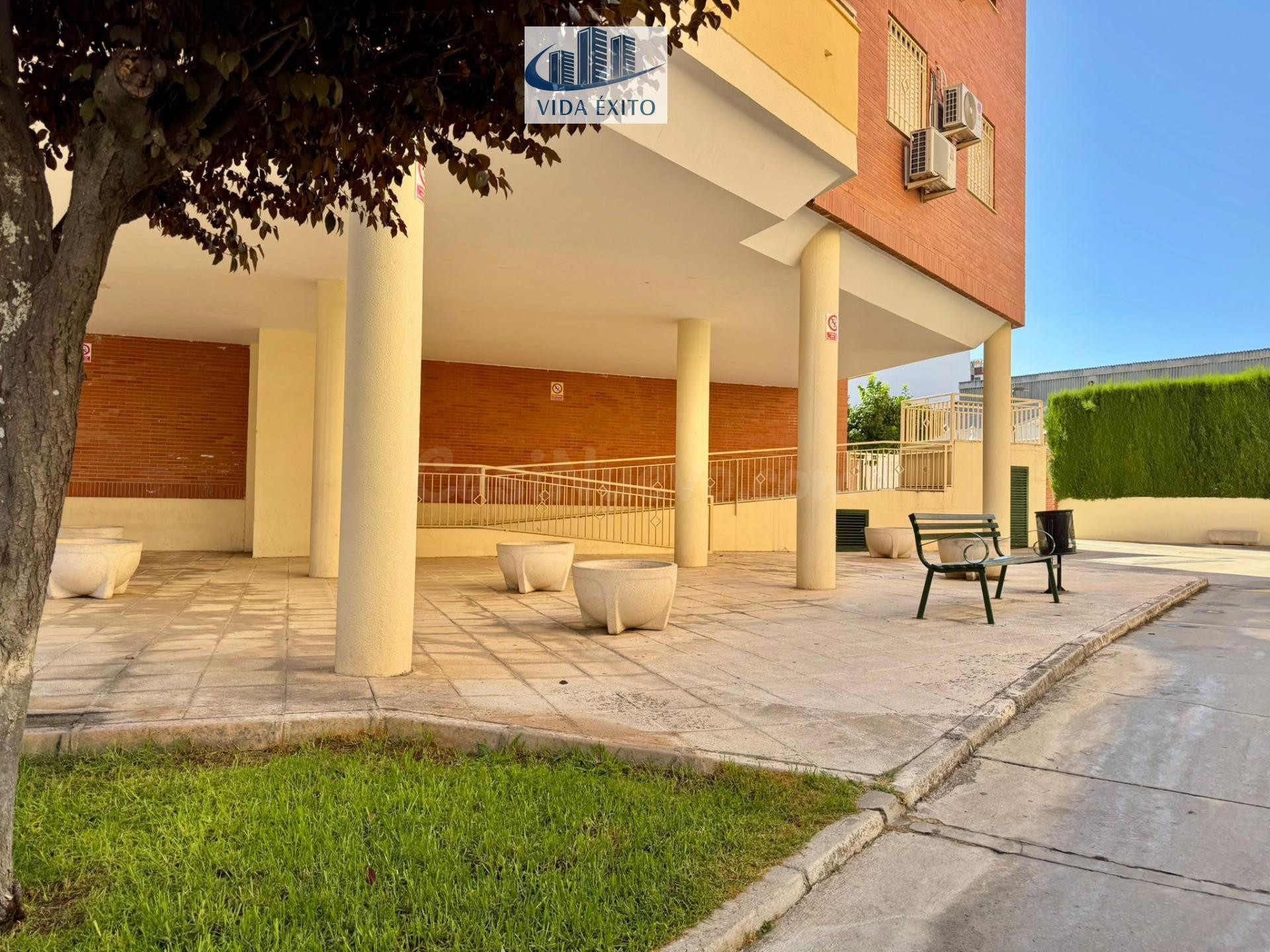 Piso amueblado con terraza y piscina en Linares - foto 2