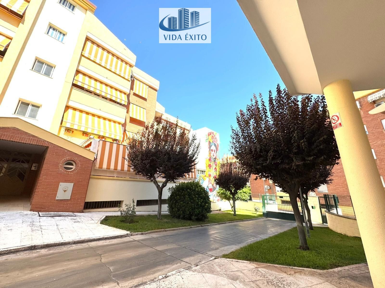 Piso amueblado con terraza y piscina en Linares - foto 3