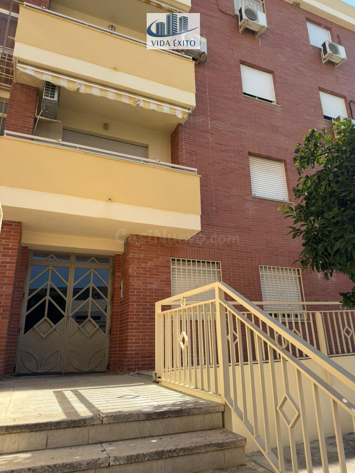 Piso amueblado con terraza y piscina en Linares - foto 5