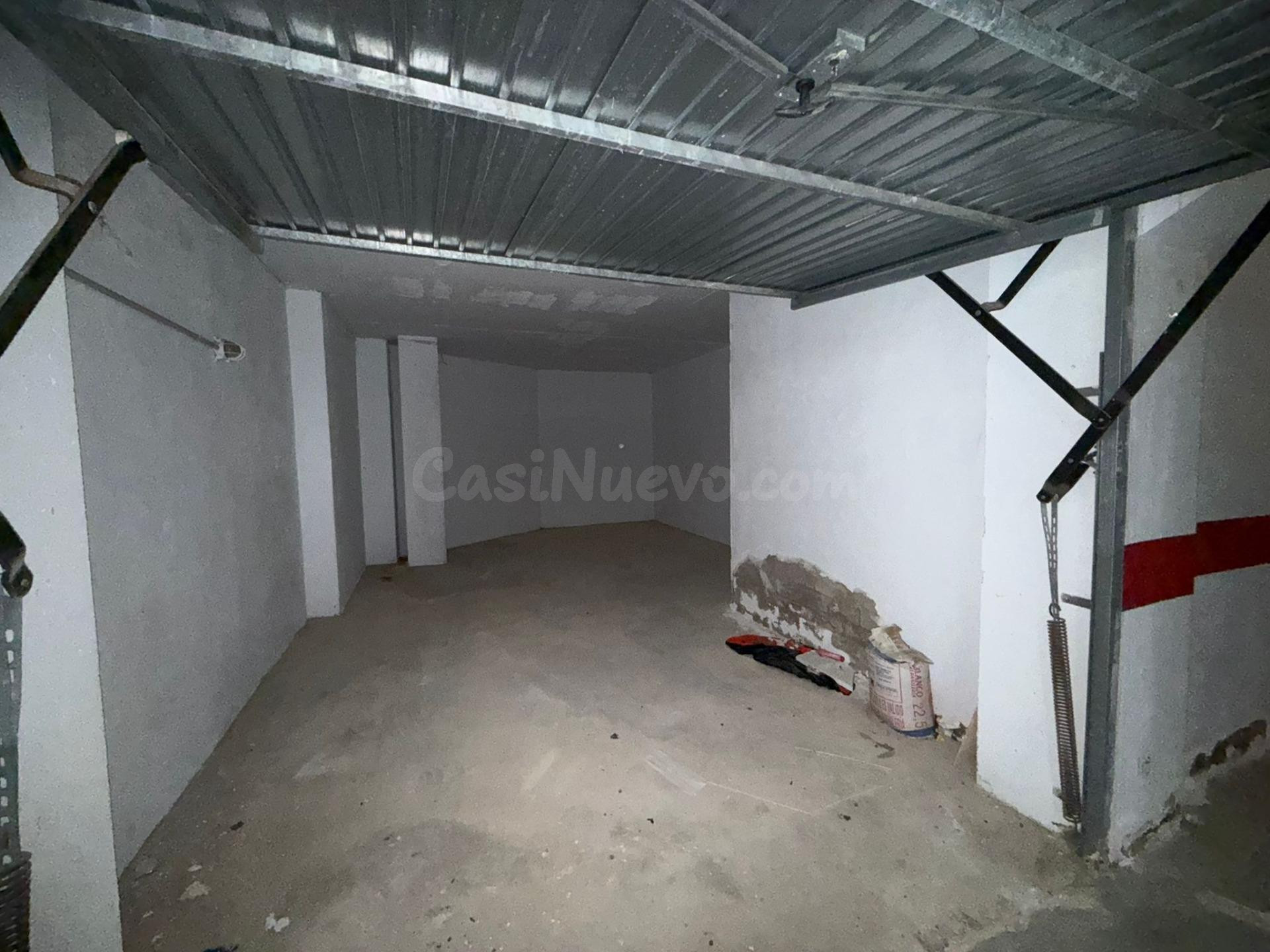 Plaza de garaje  situada en la urbanización Miradores del Puerto, ubicada en el kilómetro 14 de La Manga del Mar Menor. - foto 2