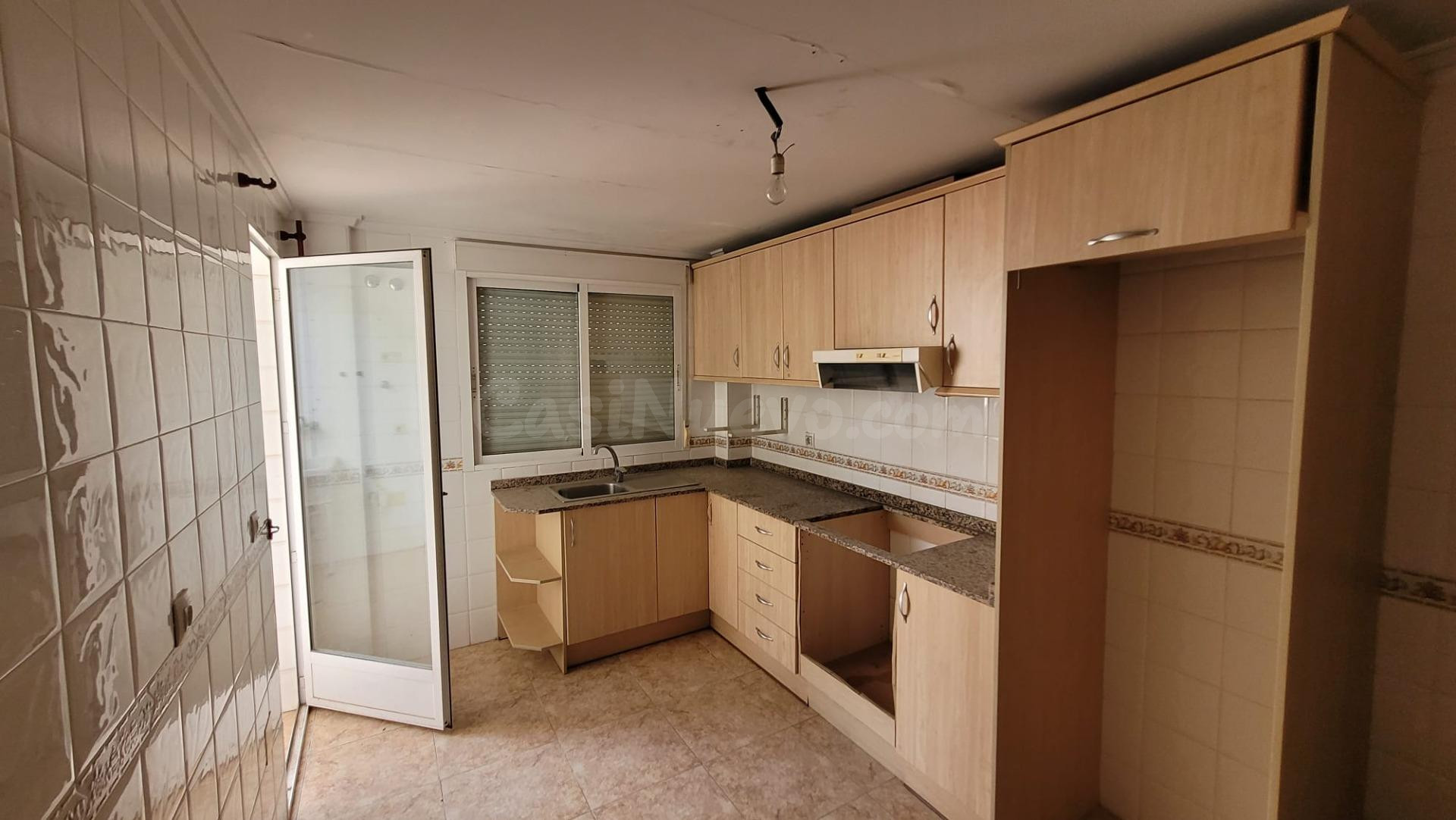 Amplia vivienda de 4 dormitorios con garaje y trastero en Ab - foto 2