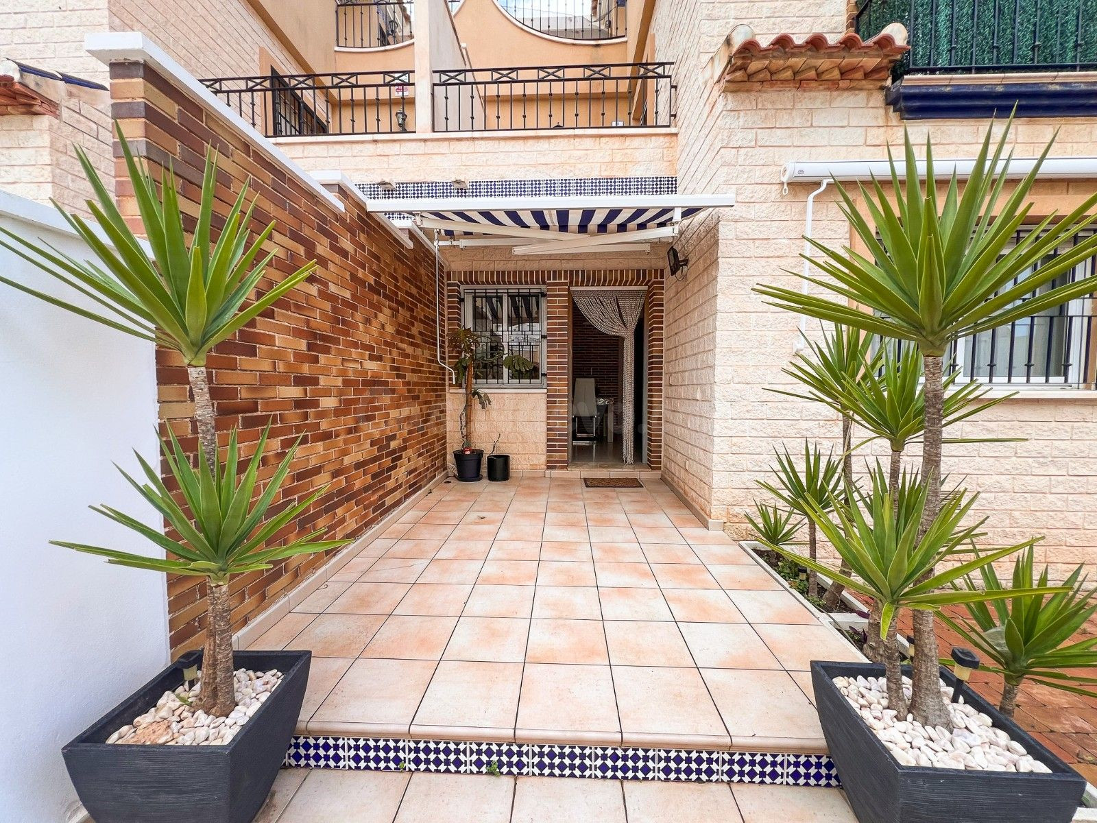Amplia y bien cuidada casa adosada de esquina con gran patio - foto 5