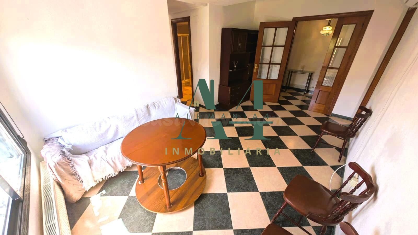 Atractivo Apartamento (actualmente como local) en Cruz de los Caídos - ¡Tu Oportunidad por €144900