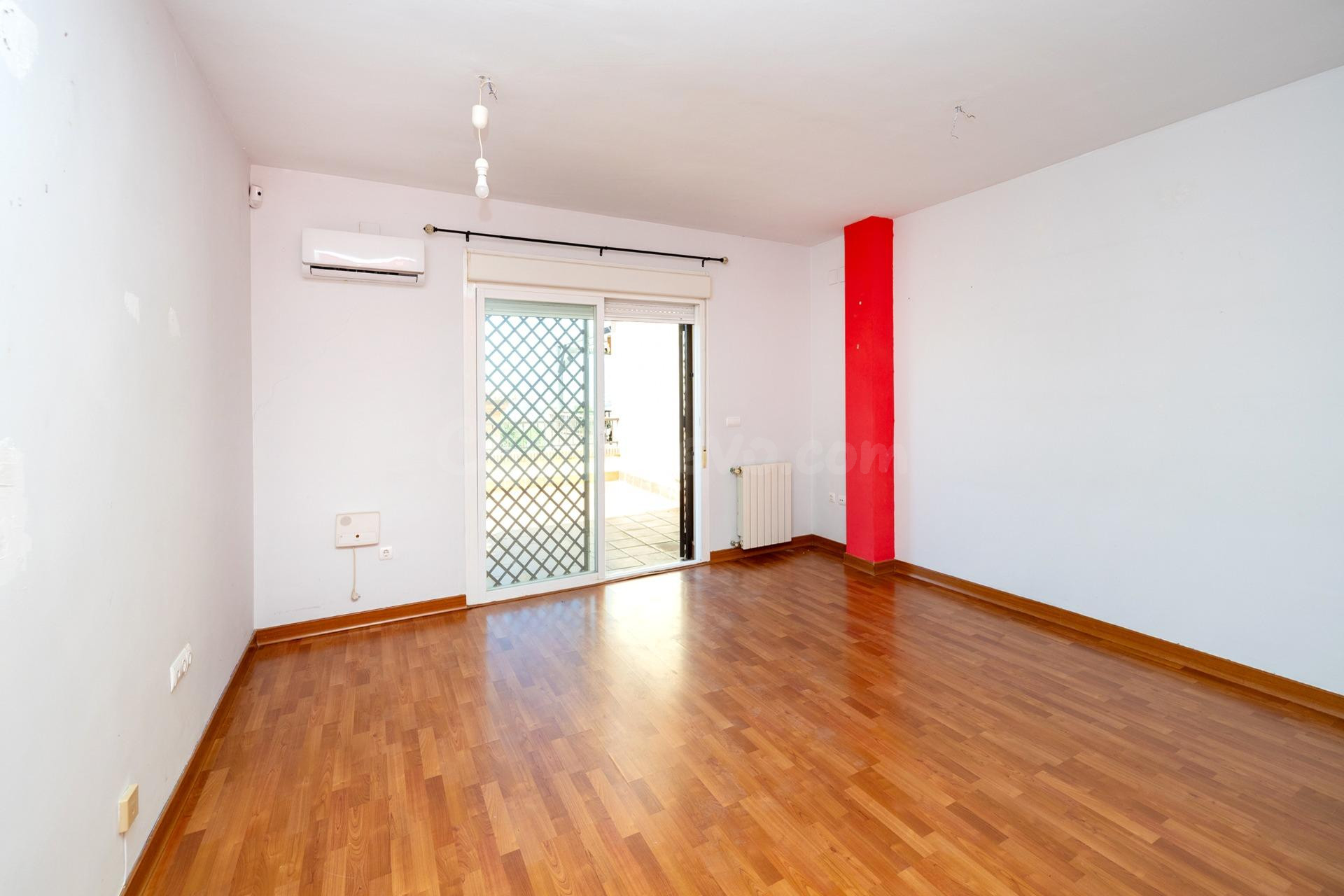 Ponemos a la venta esta preciosa casa en Urbanizacion cerrad - foto 2