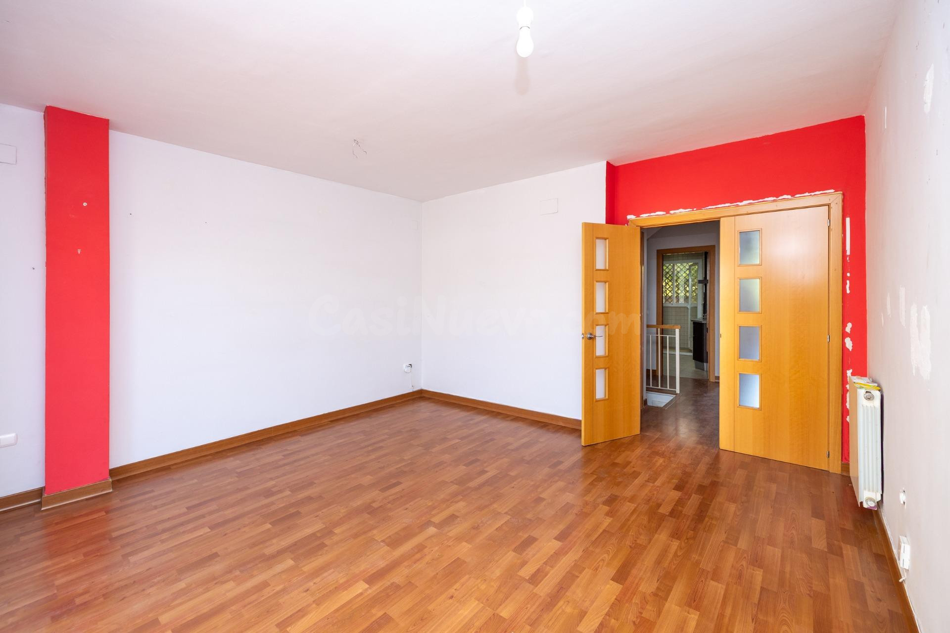 Ponemos a la venta esta preciosa casa en Urbanizacion cerrad - foto 3