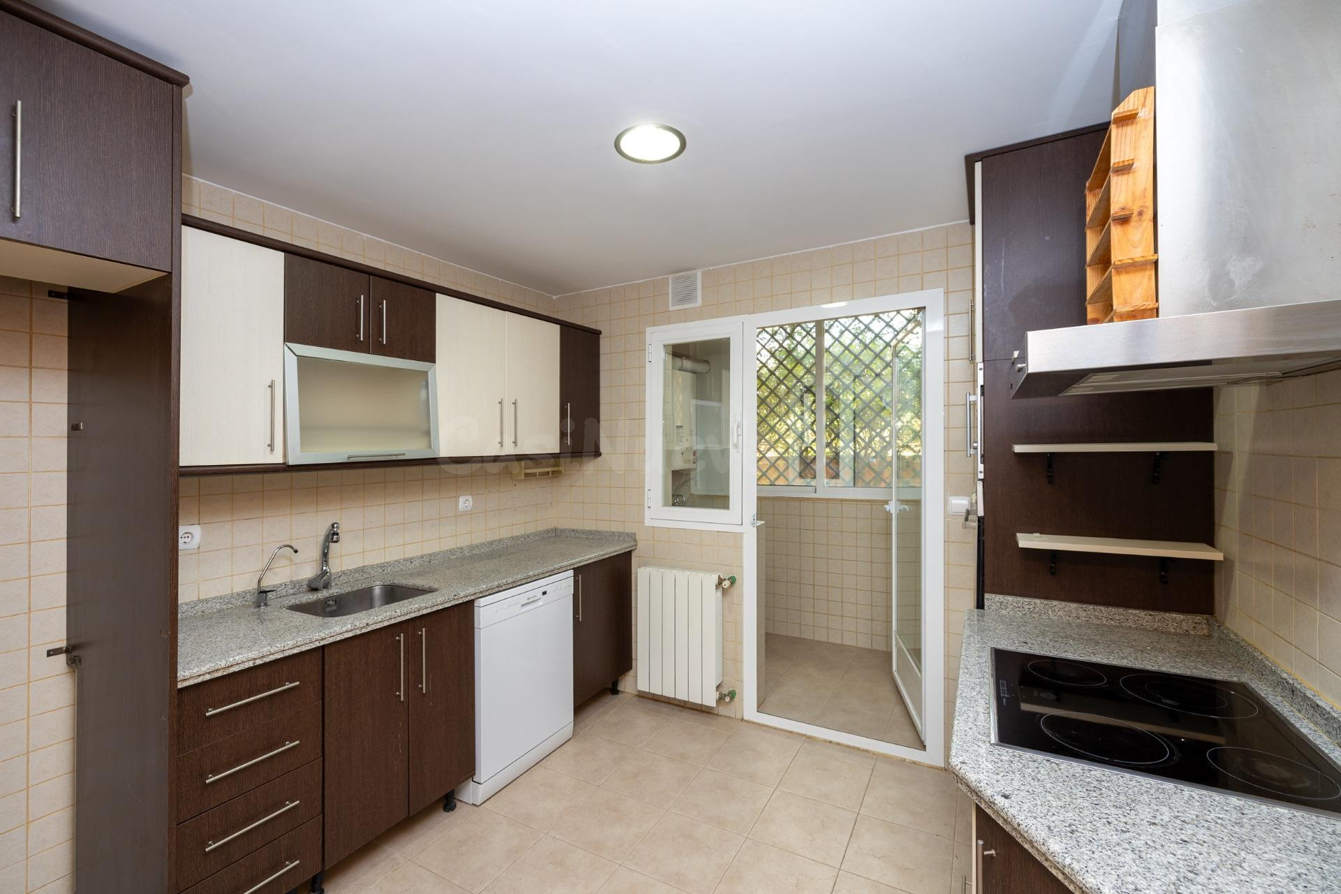 Ponemos a la venta esta preciosa casa en Urbanizacion cerrad - foto 5