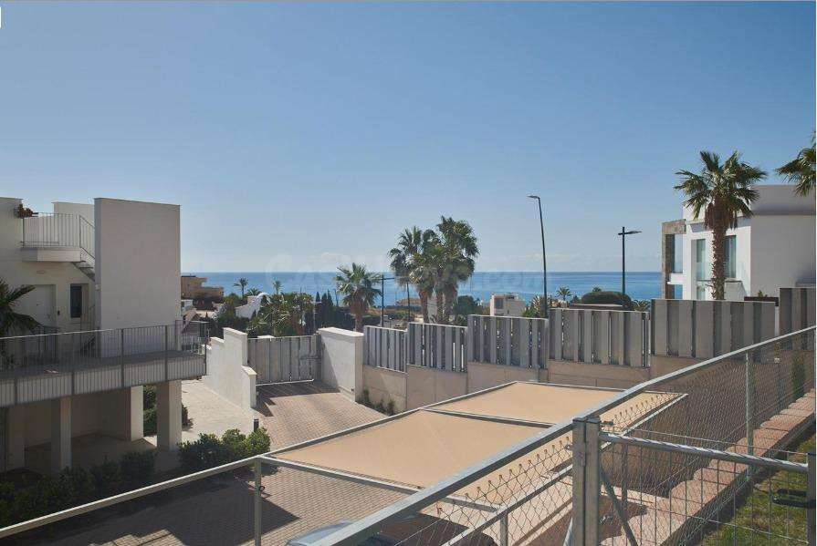 Apartamento dúplex con vistas al mar en Villajoyosa - foto 2