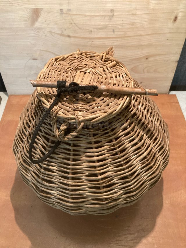 Cesta con Tapa de Mimbre