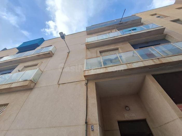 SE VENDE piso OKUPA en C General Prim 3 de Roquetas de Mar - foto 2