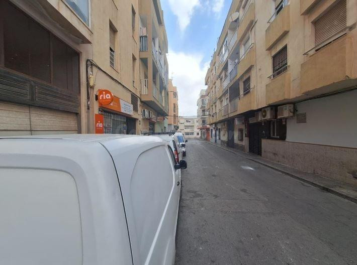 SE VENDE piso OKUPA en C General Prim 3 de Roquetas de Mar - foto 3