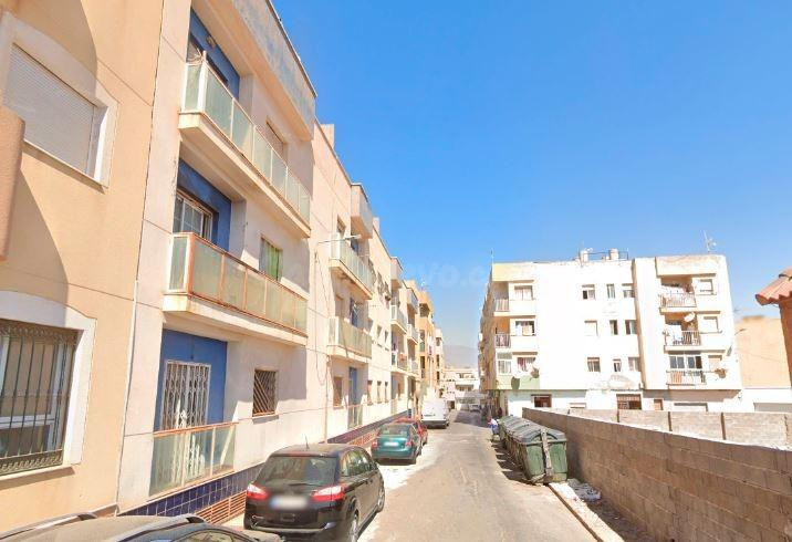 SE VENDE piso OKUPA en C Gl Prim de Roquetas de Mar - foto 3
