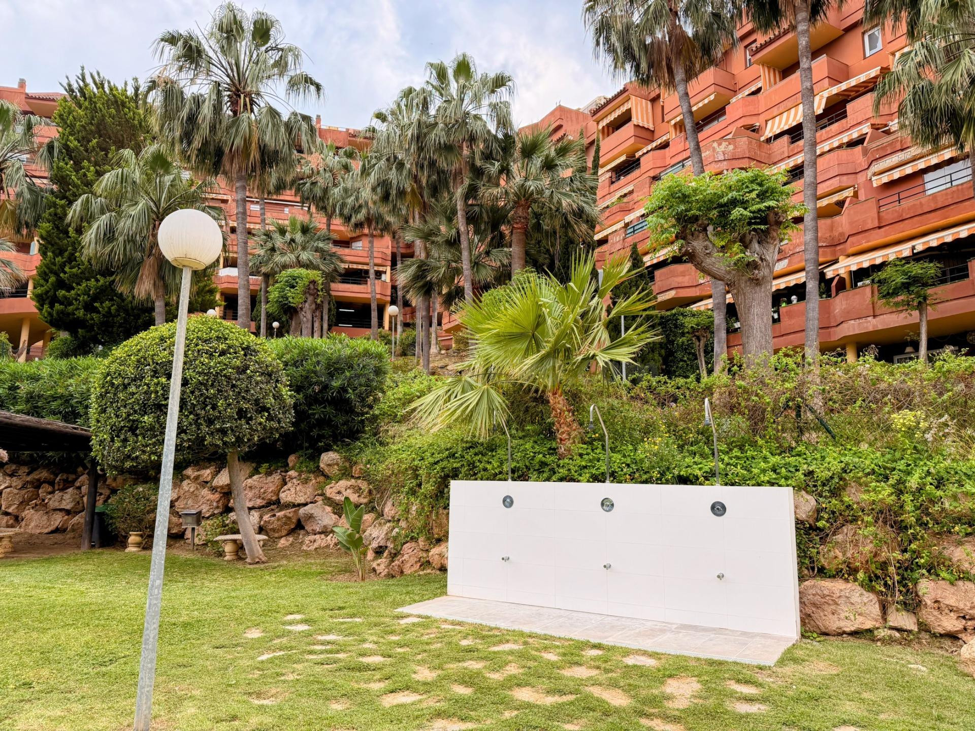 Piso Reformado en Cortijo Torrequebrada - ¡Tu Hogar Ideal a  - foto 3