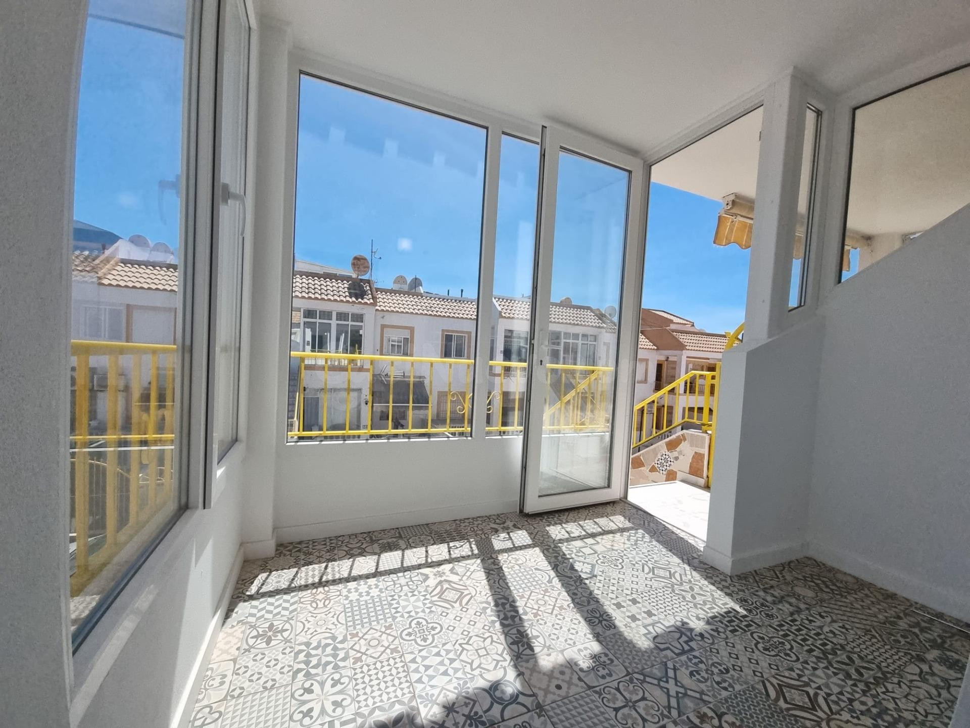 Encantador Bungalow Reformado en Torrevieja, Ideal para disf - foto 2