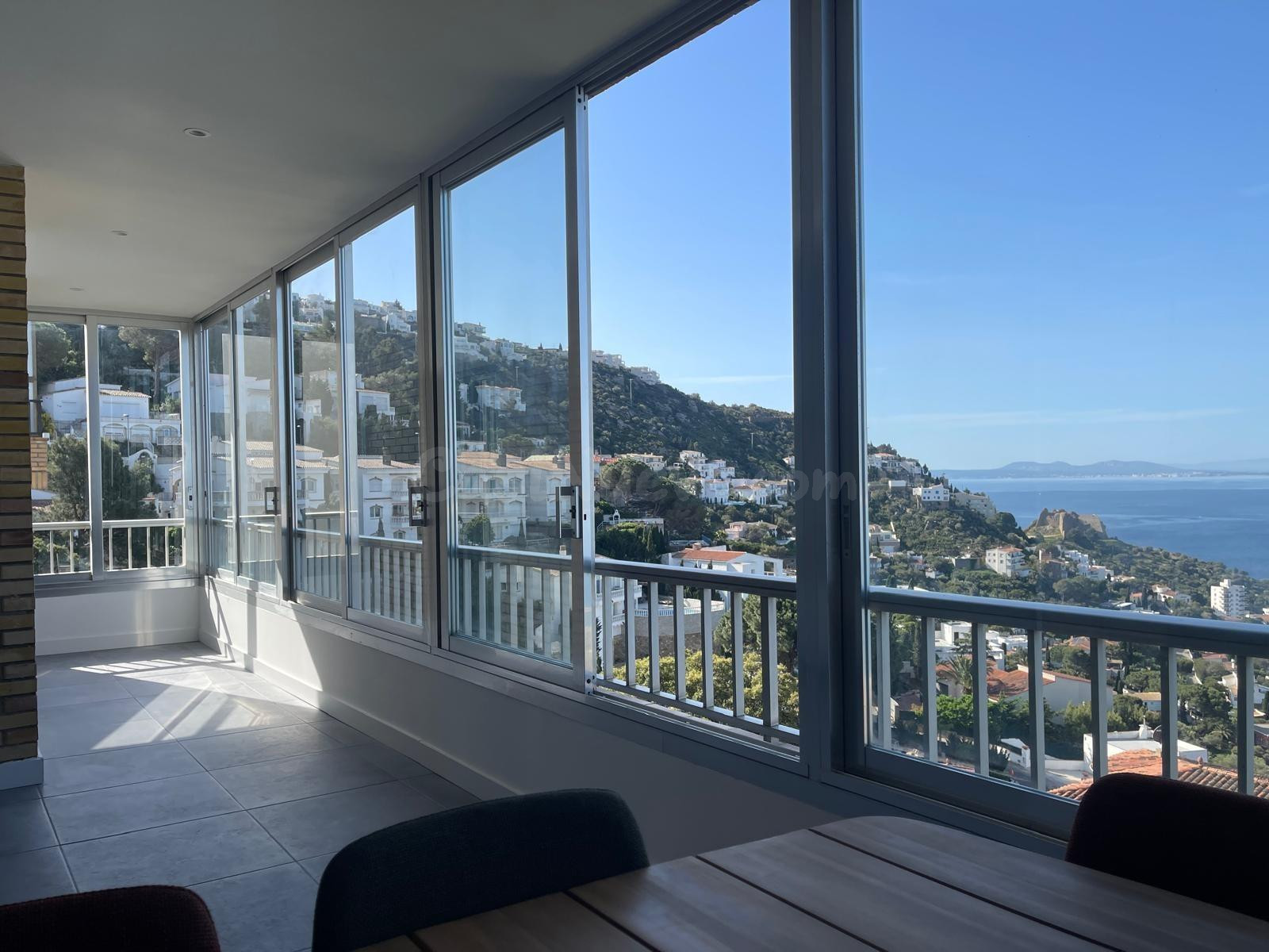 APARTAMENTO REFORMADO CON ESPECTACULARES VISTAS A LA BAHÍA DE ROSES