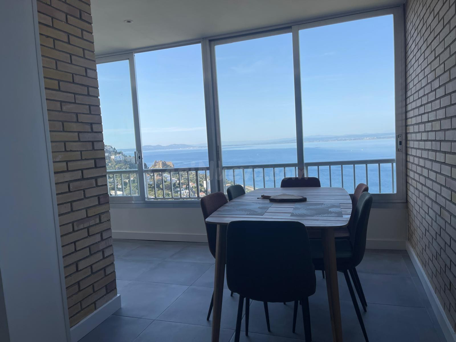 APARTAMENTO REFORMADO CON ESPECTACULARES VISTAS A LA BAHÍA DE ROSES - foto 2